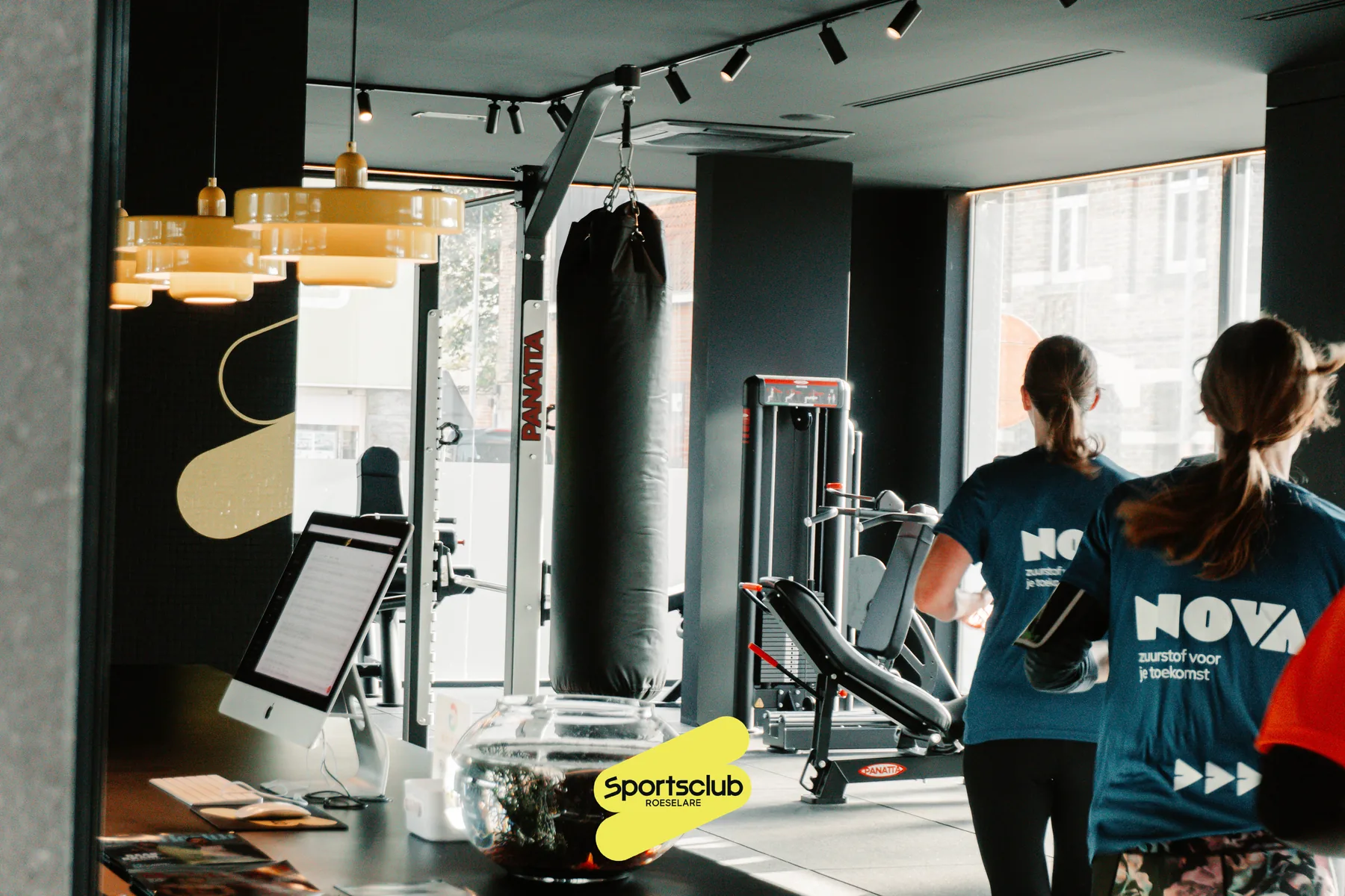 Deelnemers lopen door Sportsclub Roeselare tijdens de 11 Trail