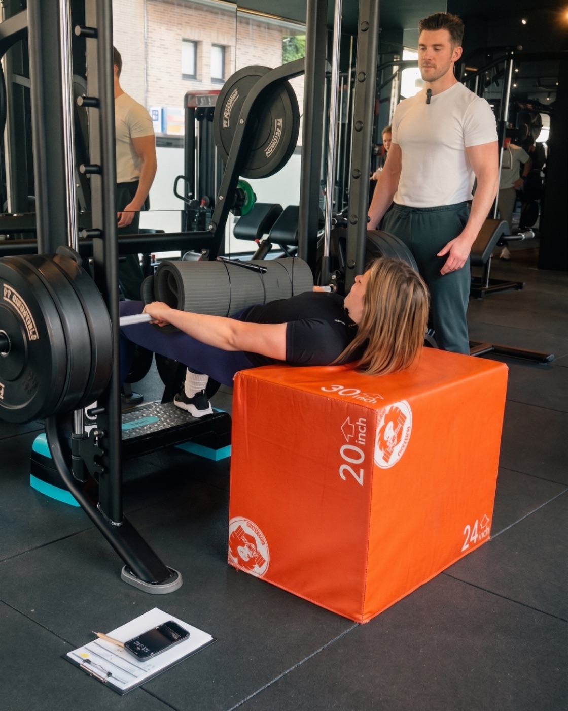 Un coach personnel accompagne un hip thrust chez Sportsclub Roeselare